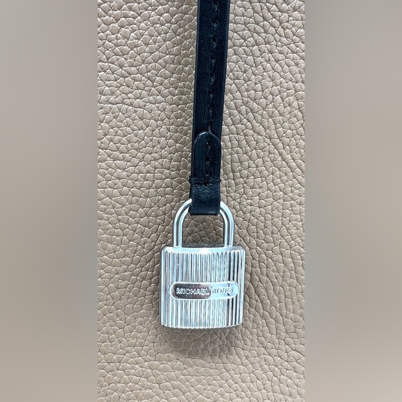 Michael Kors Mercer Large Tote - Picture 6 of 14